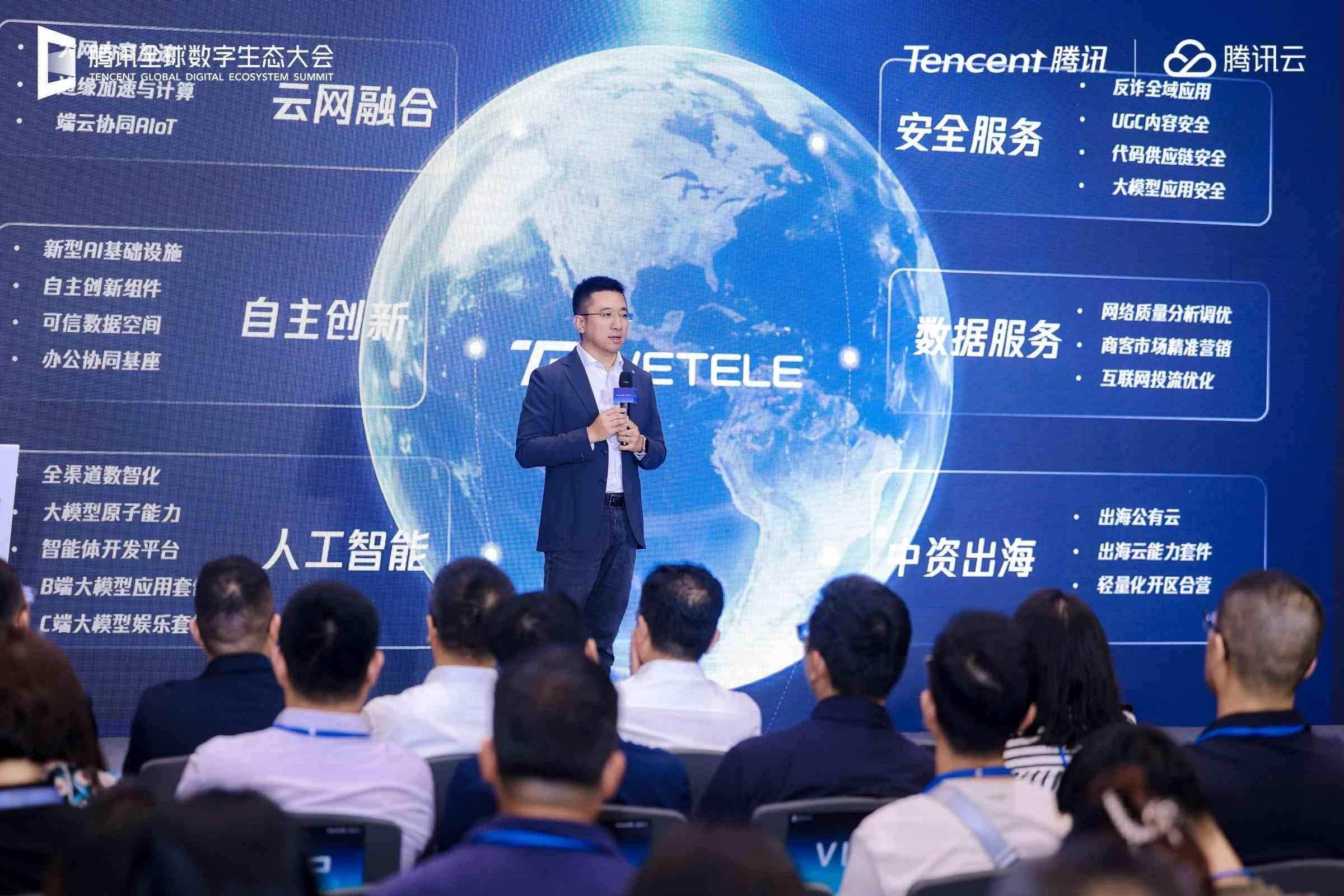 人们在看台上的人在演讲AI 生成的内容可能不正确。