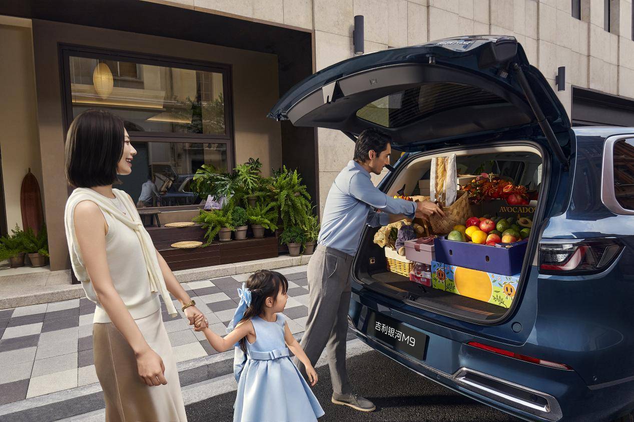 一家3口后尾箱44756 拷贝