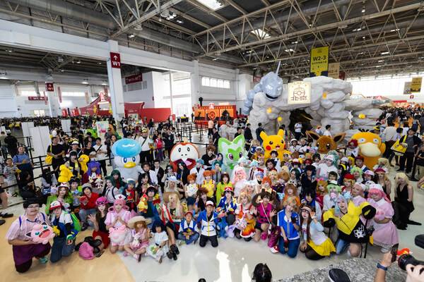 图4：宝可梦训练家们参与盛装大合影