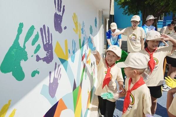 嘉宾与学生代表共绘希望之树