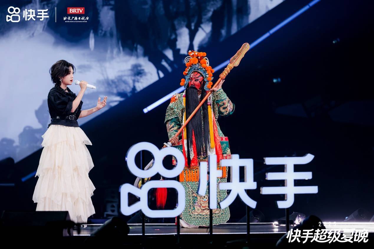 从线上“铁友”到线下“朋友”：超级夏晚如何实现3.7亿次的双向奔赴？