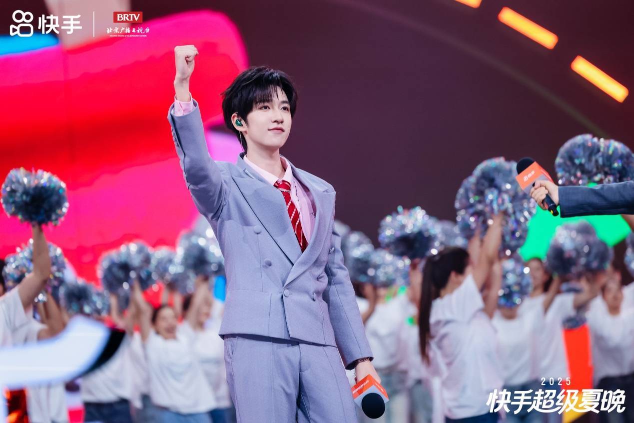 从线上“铁友”到线下“朋友”：超级夏晚如何实现3.7亿次的双向奔赴？