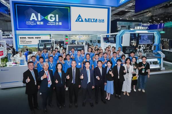 台达以“AI赋新 GI永续”为主题亮相第二十五届中国国际工业博览会，集中展示创新研发的绿色产品及解决方案。主管与参展同仁合影。