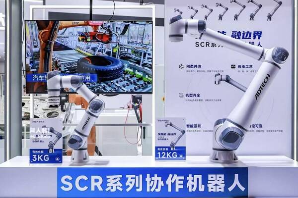 SCR系列协作机器人3kg（左）和12kg（右）
