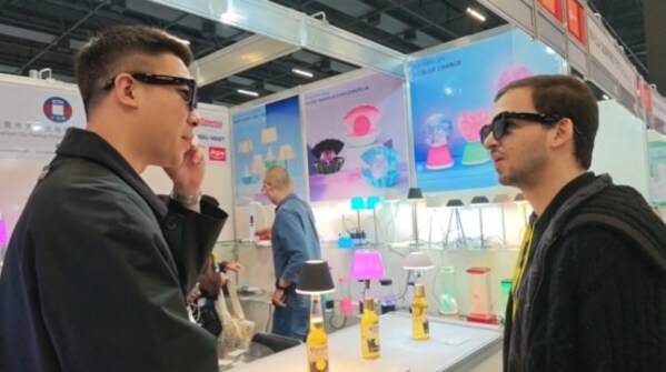 展商和买家通过AI眼镜Global版实时沟通