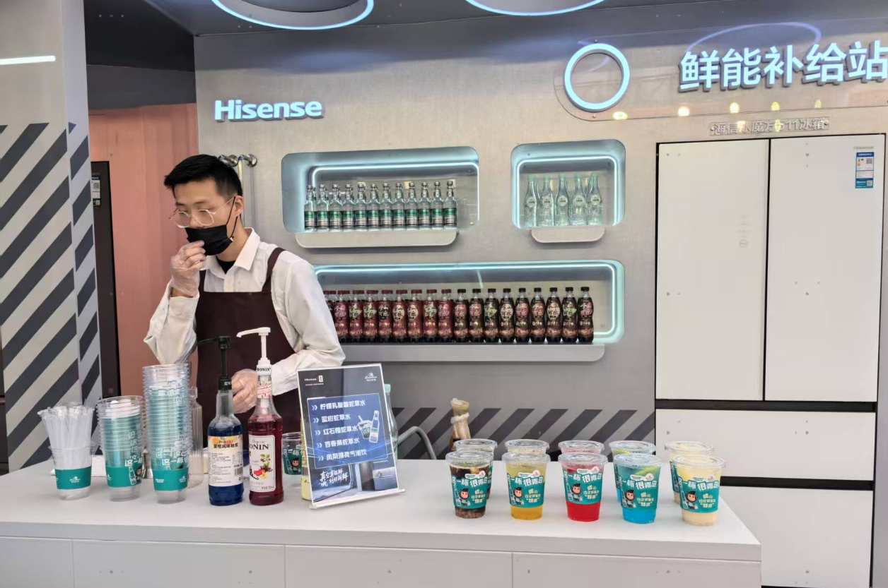 好水制好冰！海信璀璨真空冰箱与崂山白花蛇草水组“冰爽CP”