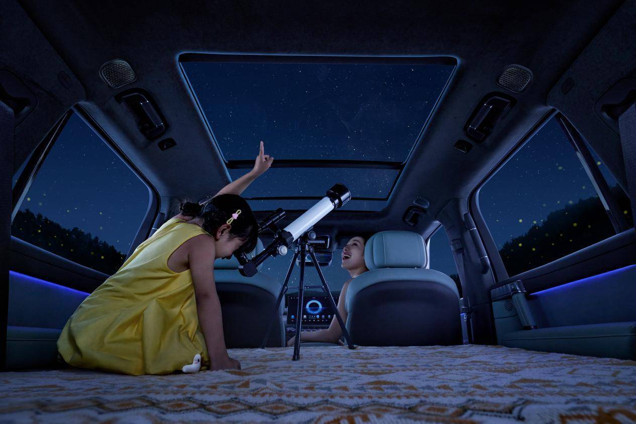 可开合天窗+氛围灯