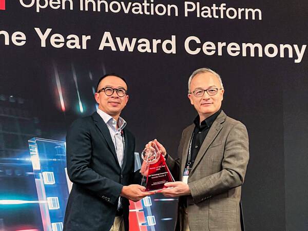 M31获颁“台积电 2025 OIP矽智财伙伴奖” --M31总经理-张原熏(左)