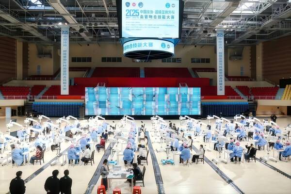 深度医疗“FUNZAR”显微手术机器人获首届超级显微外科血管吻合“人机大赛”卓越奖