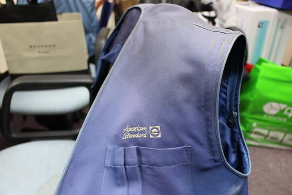 斑驳的工作服，悄然诉说着它经历过的岁月沧桑