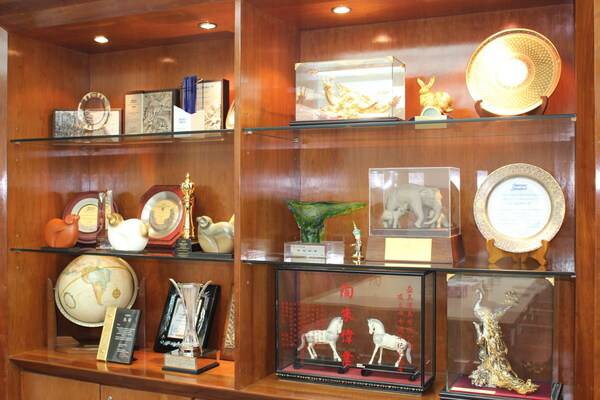 满墙的记录见证了益美与美标携手并肩、共同奋斗的历程