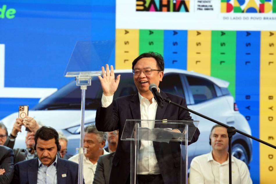 A person standing at a podium with a microphoneAI-generated content may be incorrect.