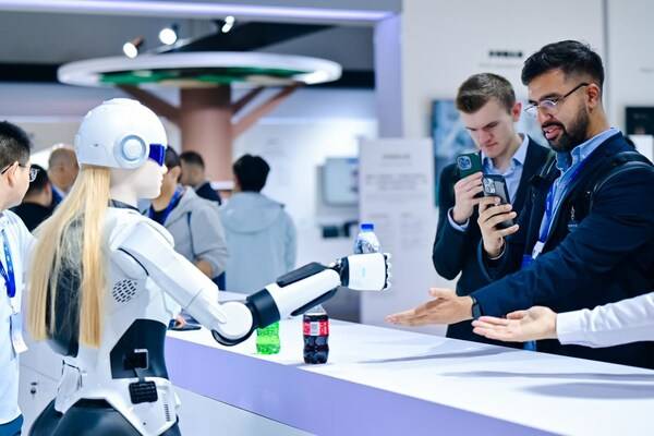 从讲PPT到全流程接待，墨甲机器人在2025奇瑞全球创新大会完成"人类助手"实景展示