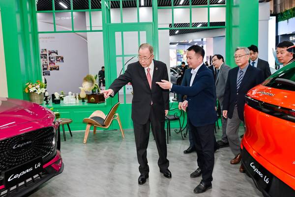 潘基文莅临奇瑞集团生态馆LEPAS展区，共推绿色出行新未来