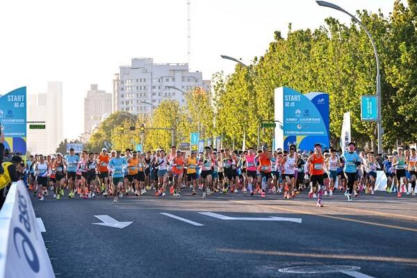 天津银行·2025天津马拉松鸣枪开跑