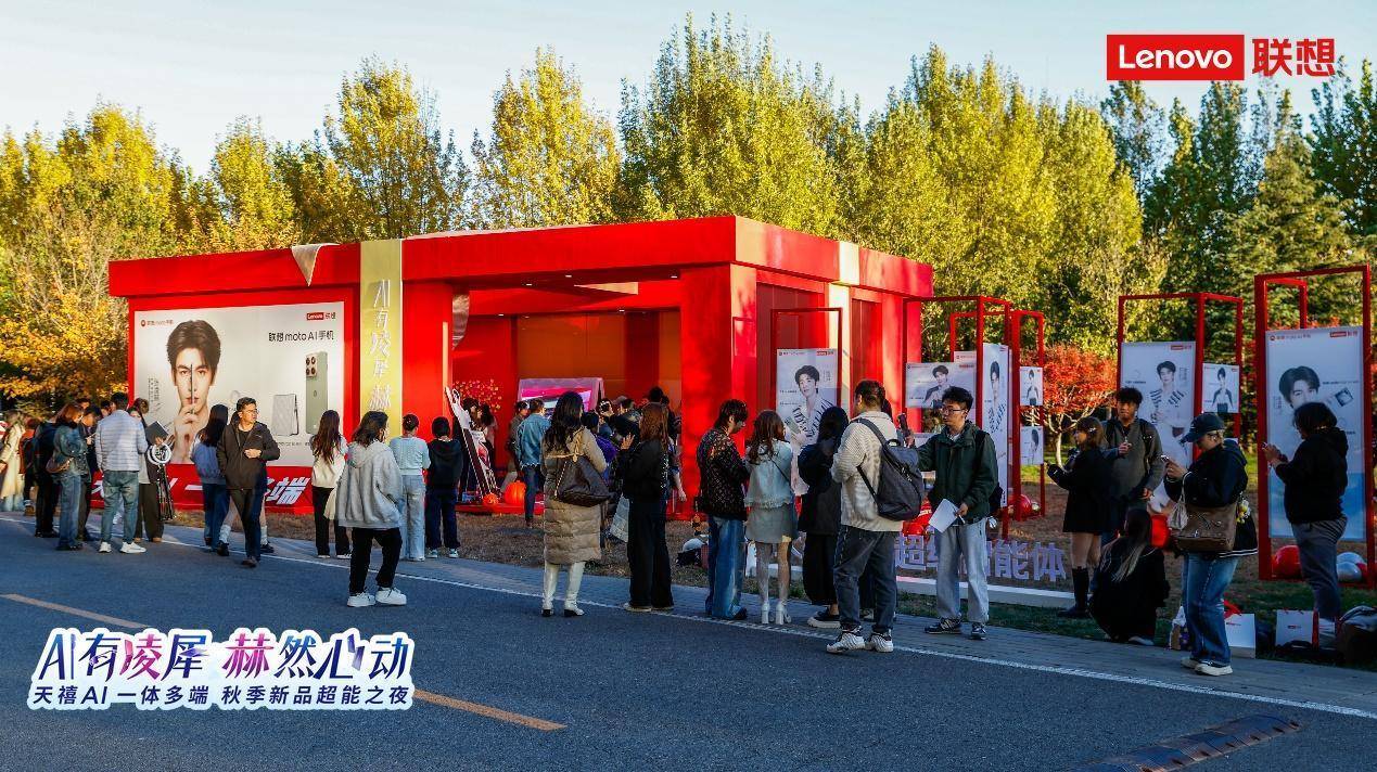 一群人站在街道上AI 生成的内容可能不正确。