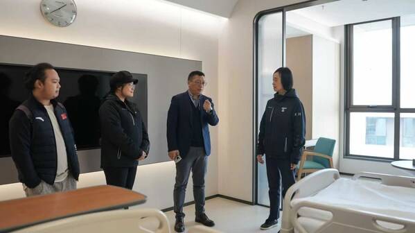 北京宜和医院骨科市场组总监邓华北带领大家参观病房