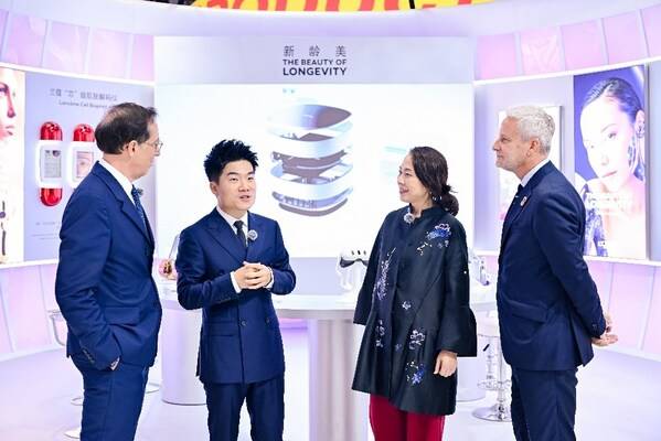 嘉宾共同探讨"新龄美"理念