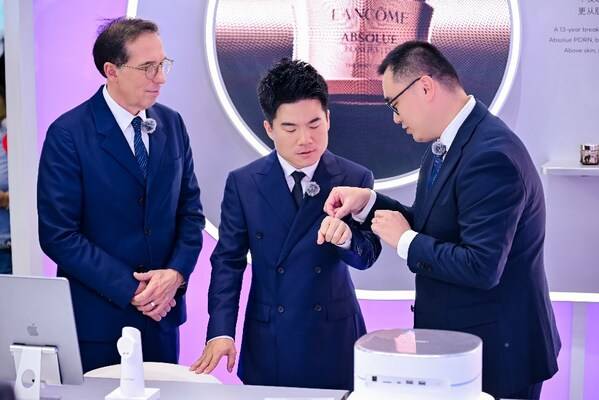 董宇辉亲自体验兰蔻"芯"级肌肤解码仪Cell BioPrint