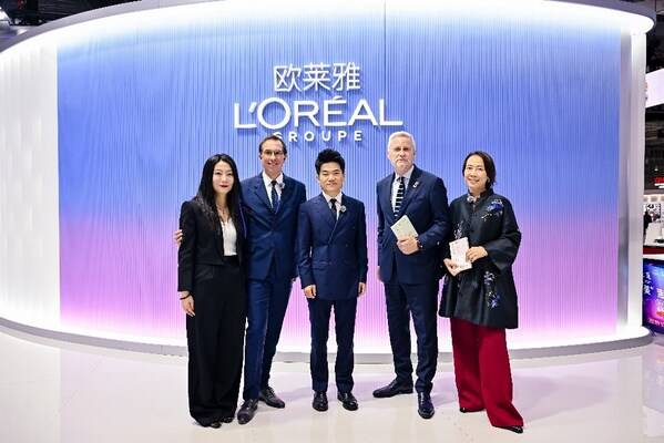嘉宾合影（左起：巴黎欧莱雅中国品牌总经理孟颖琪、欧莱雅集团首席执行官叶鸿慕、与辉同行负责人董宇辉、欧莱雅北亚总裁及中国首席执行官博万尚、欧莱雅北亚及中国公共事务总裁兰珍珍）