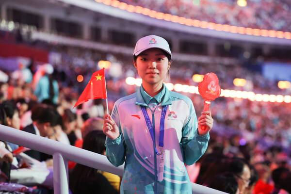 安踏为第十五届全国运动会志愿者等工作人员提供体育服饰及鞋履等装备