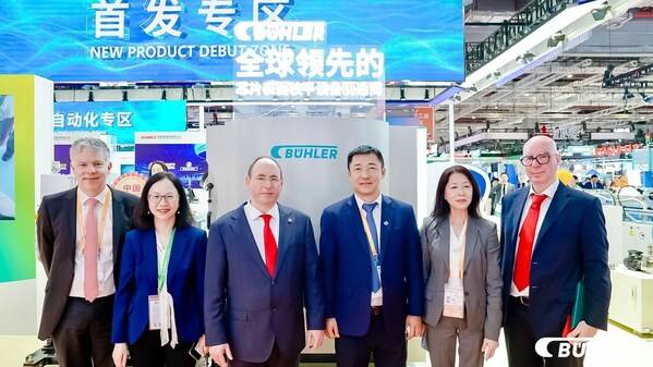 瑞士驻上海总领事邵凯文（Sacha Bachmann）、瑞士驻华大使馆参赞兼经济和金融处主任麦德睿（Martin Matter）、瑞士驻华大使馆参赞兼瑞士贸易与投资处主任周宏瑞（Joël Saurina）一行莅临布勒进博会展台