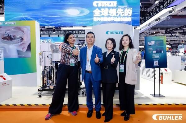 中国瑞士商会（上海）执行董事Vittoria Pesenti与副执行董事Nini Qi到访布勒展台