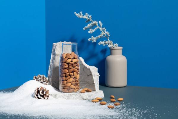 加州巴旦木富含不饱和脂肪酸、植物蛋白、膳食纤维及多种矿物质和维生素，可谓是秋冬科学进补的理想之选