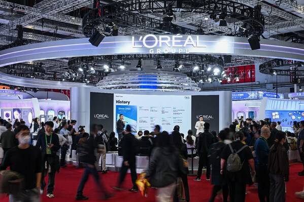 第五届中国国际进口博览会欧莱雅集团展台现场，Dr.G品牌的发布活动吸引了众多与会者驻足。