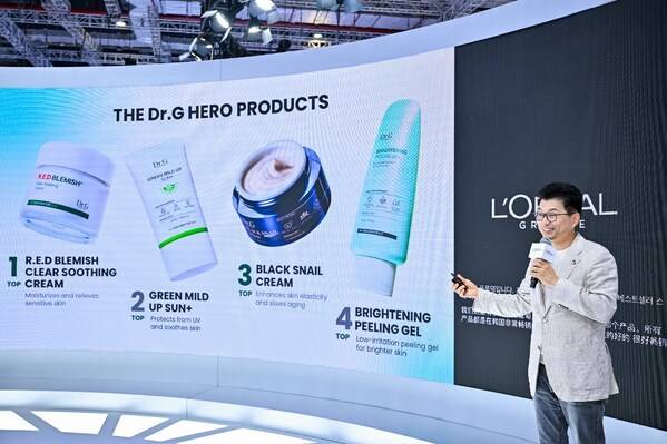 LEE JOOHO先生向现场观众详细介绍Dr.G的四大“王牌产品”，涵盖从舒缓、防晒、抗衰到去角质的全方位护肤方案。