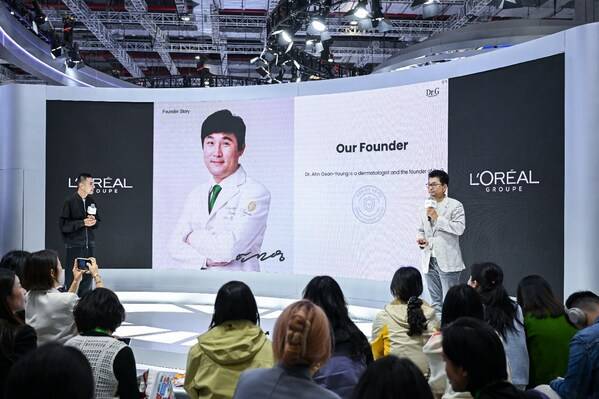 Dr.G品牌首席执行官LEE JOOHO先生在现场分享品牌创始人安建荣博士（Dr. Ahn Geon-Young）的品牌创立故事与“以同理心赋能皮肤科学”的核心理念。