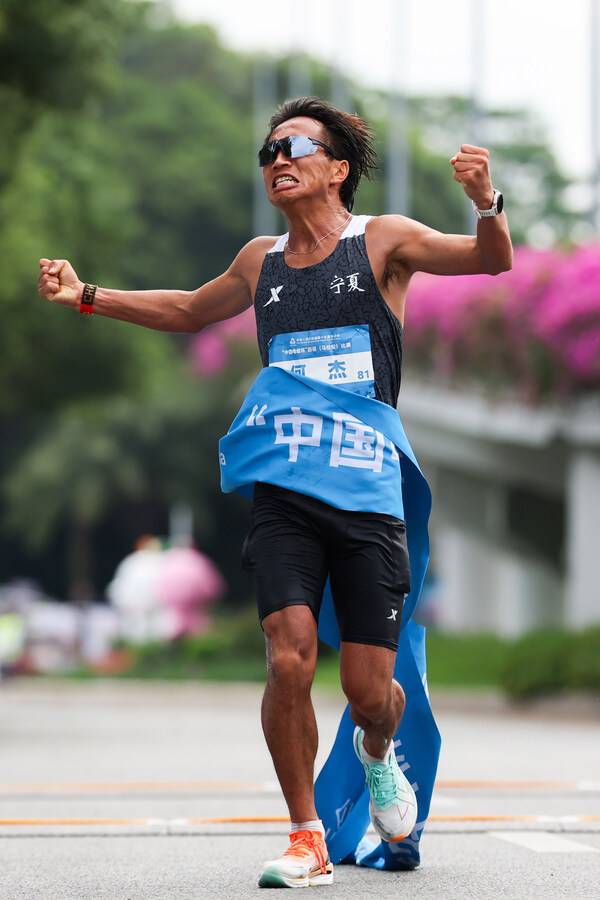 何杰在第十五届全运会以2小时12分07秒夺冠
