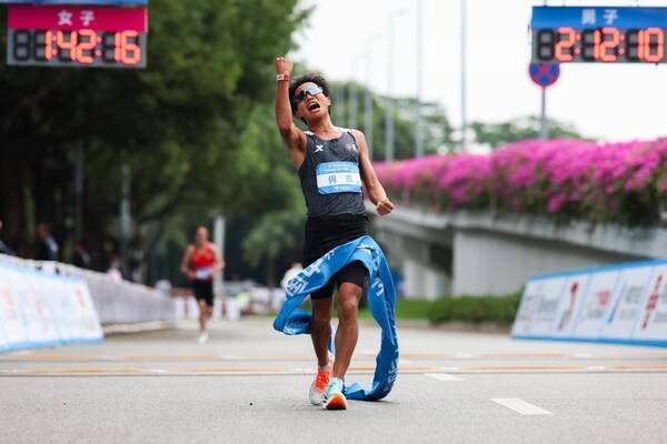 全运会史上首个跨境马拉松冠军！特步冠军版跑鞋助力何杰再夺冠