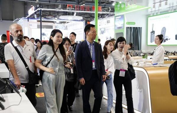 浙江省商务厅驻港代表崔处长、浙江远大国际会展马总一行到场调研