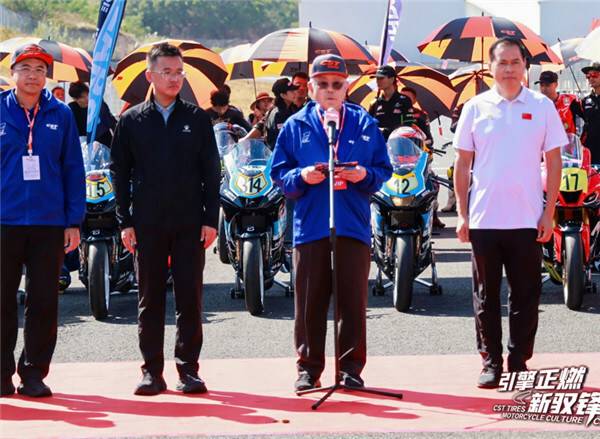 正新集团总裁陈秀雄（右二）发表致辞