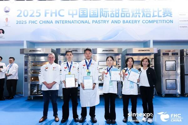 面包烘焙赛金奖选手与加州巴旦木协会颁奖代表合影