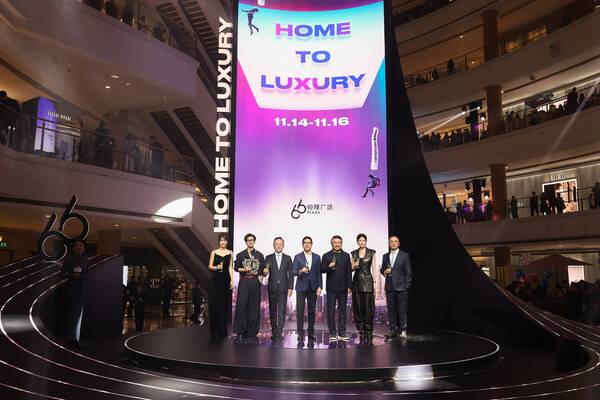 （左起）恒隆地产董事—内地业务张琳娜女士、潮流先锋李大奔、恒隆地产首席财务总监赵家驹先生、恒隆地产董事长陈文博先生、恒隆地产行政总裁卢韦柏先生、华语乐坛天后陈慧琳、恒隆地产高级董事—内地业务彭兆辉先生举杯共庆2025 HOME TO LUXURY 年度盛装派对启幕