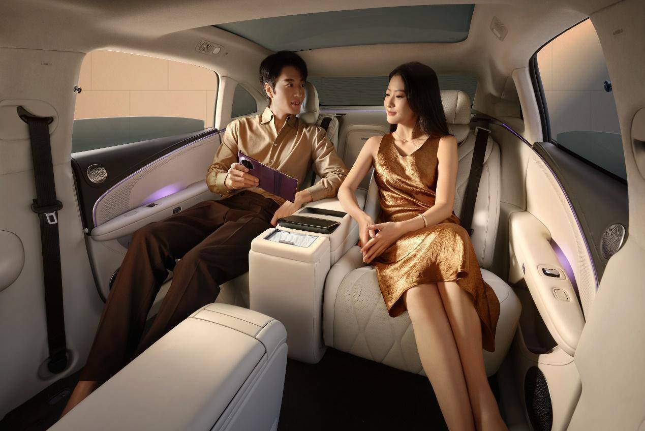 人在汽车旁AI 生成的内容可能不正确。