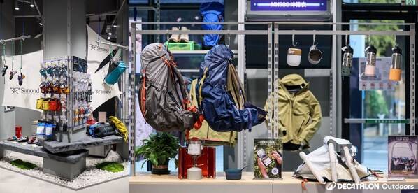 店内陈列多个品类专业装备