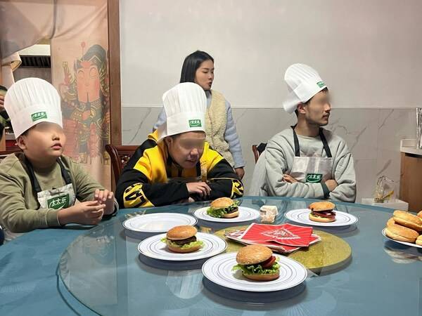 孩子们在专心学习中