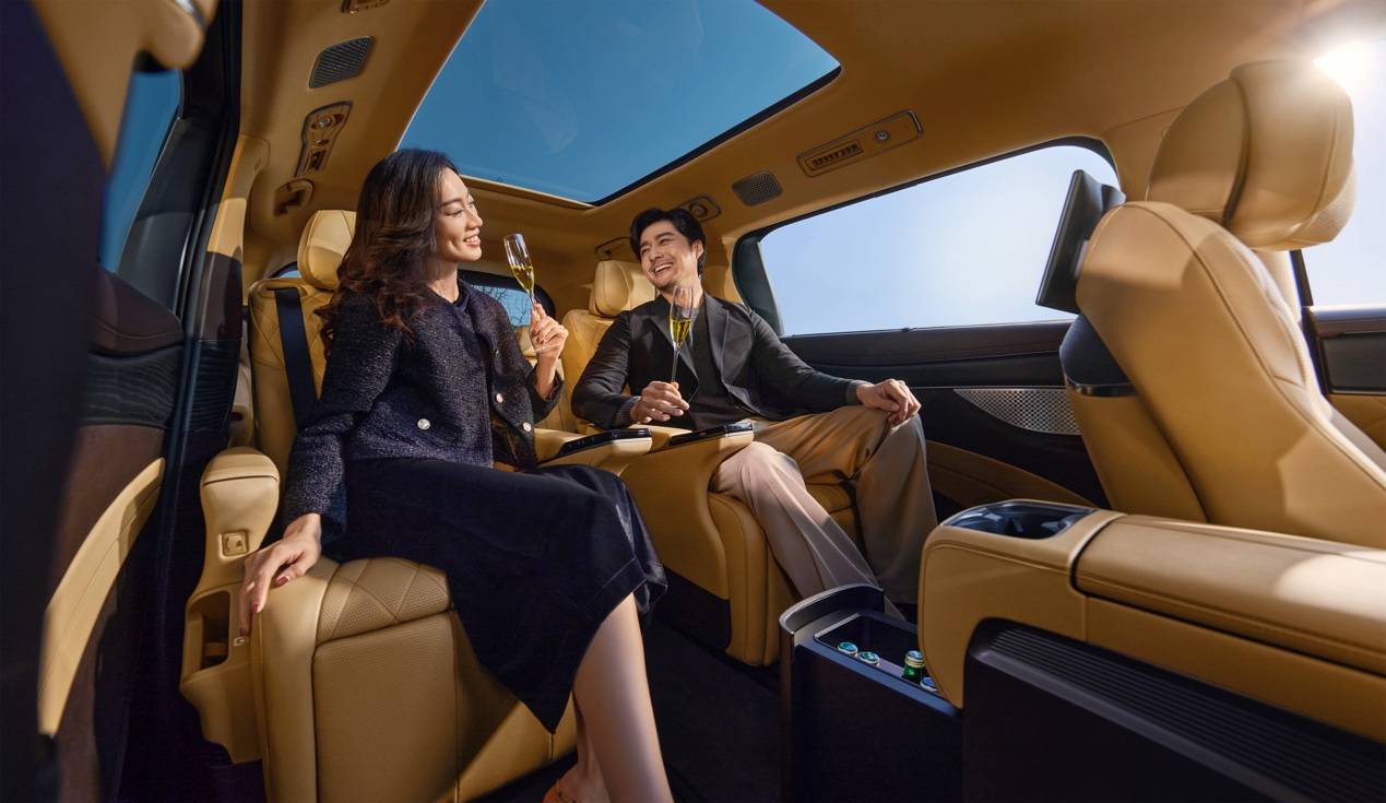 图片包含 室内, 舱, 椅子, 房间描述已自动生成