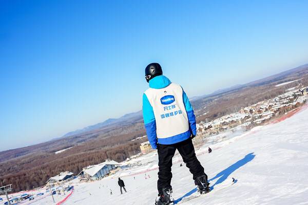“凡士林®雪融修护官”全程陪伴大家开启玩雪新体验