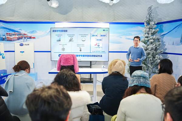 凡士林®研发专家现场讲解身体护理知识以及凡士林®雪融霜的修护奥秘