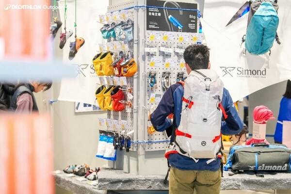 迪卡侬旗下户外攀登品牌Simond陈列集合室内攀岩、户外攀岩、攀冰多场景产品
