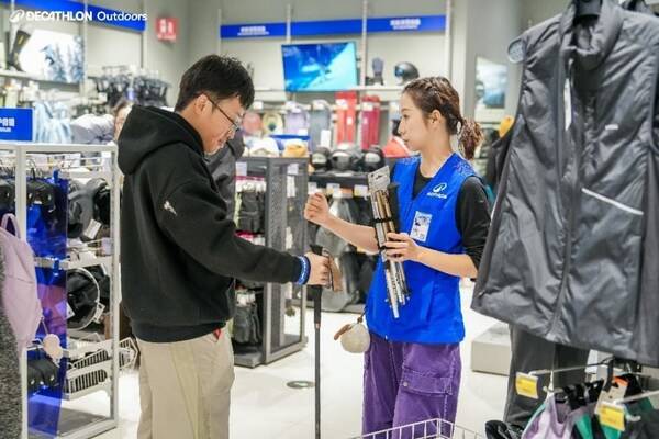 门店运动专家为消费者提供适配运动需求的产品选购建议