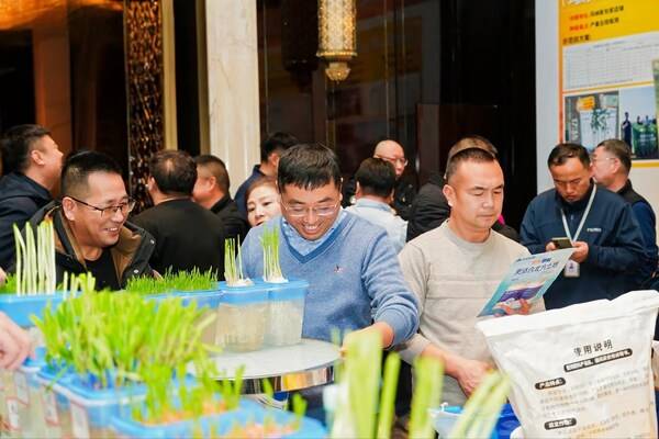 技术老师与客户现场交流