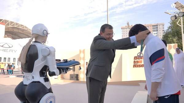 科技托举荣耀 墨甲机器人领跑行业，解锁国际体育赛事机器人颁奖先河