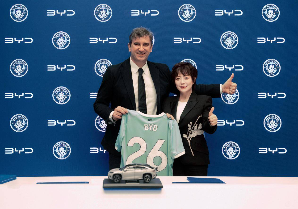 2. Stella Li &Ferran Soriano  signing ceremony 2