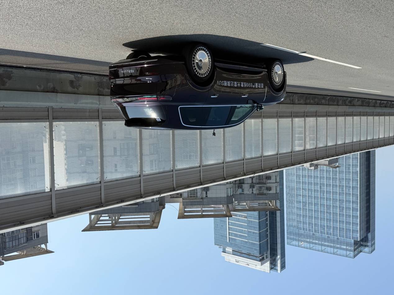 图片包含 建筑, 室内, 飞机, 空气AI 生成的内容可能不正确。