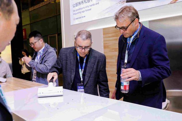 体验为王，HIZERO赫兹0吸力清洁家族系列新品亮相AWE 2026